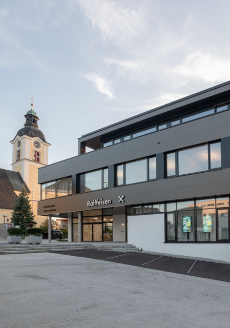 Im neuen Gebäude befinden sich nun die Raiffeisenbank sowie die Räumlichkeiten der Pfarre und des Musikvereins. | Foto: Grünwald Jürgen