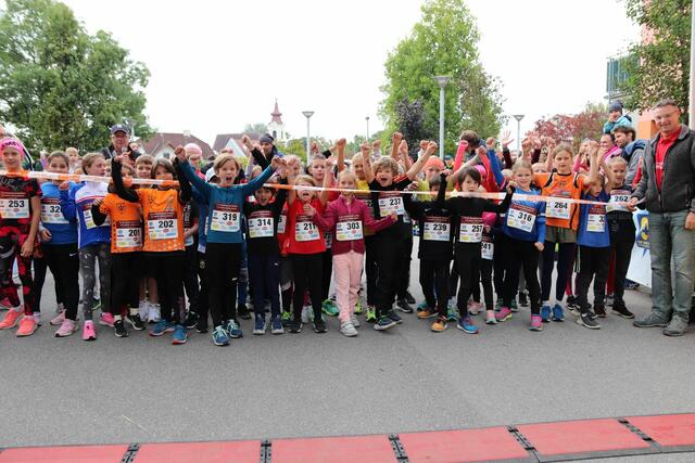 Kinder mit Bgm. Wolfgang Kocevar
 | Foto: Stadtgemeinde Ebreichsdorf / Christian Pusch