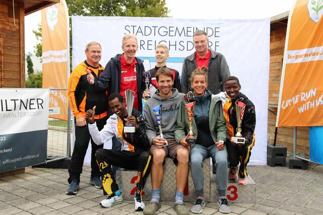 1. Reihe: 2. Platzierter der Herren 10.000m Saoli Michael Selelo, Sieger der Ebreichsdorf Wertung Alexander Graf und Lisa Schön, Siegerin der Damen 10.000m und Streckenrekordbrecherin Janeth Chepugetich
2. Reihe: Coveranstalter Sigfried Pamer, Vize Bgm. &amp; STR Christian Pusch, 10.000m Sieger Emil Bezecny, Bgm. Wolfgang Kocevar
 | Foto: Stadtgemeinde Ebreichsdorf / Christian Pusch