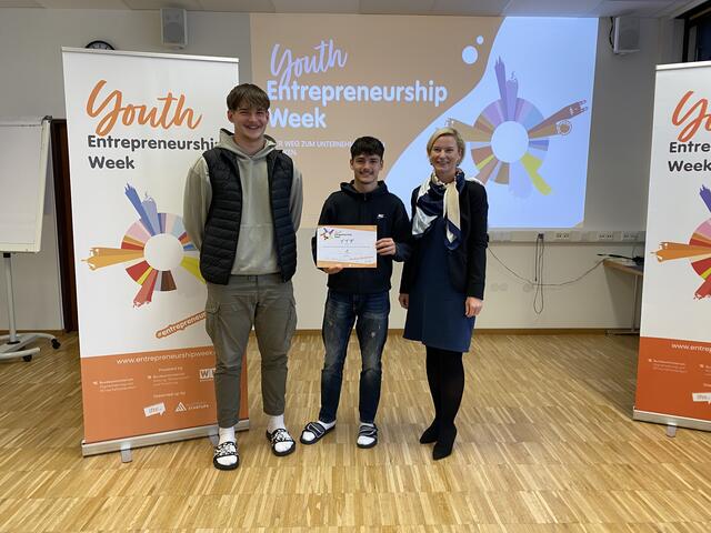 Direktorin Hasler übergab den Erstplatzierten die Urkunde