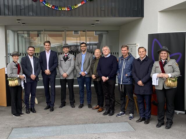 Bei der Einweihungsfeier herrschte große Freude bei den Ehrengästen. Im Bild: LMS-Direktor Harald Ploner, Bgm. Michael Riedhart, Obmann STMK Wörgl Klaus Unterberger, Vize-Bgm. Kaya Kayahan, GR Walter Altmann, Pfarrer Christian Hauser, GR Sebastian Feiersinger, Stadtrat Christian Kovacevic (v.l.) mit den Marketenderinnen der STMK Wörgl.  | Foto: LMS Wörgl