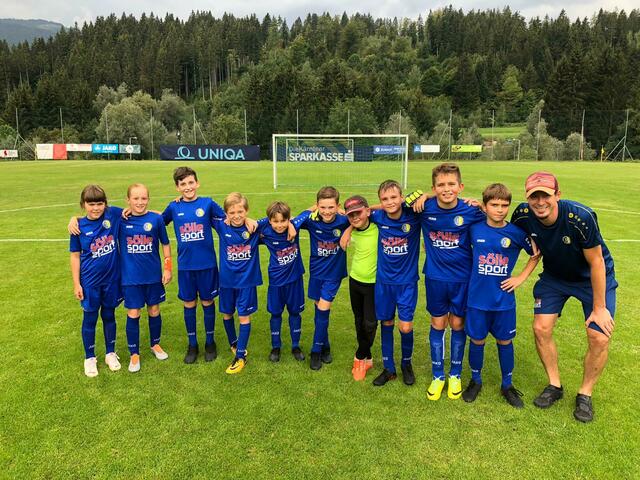 Die Hermagorer U11 Kicker würden sich mit ihren Trainer Benjamin Groschacher über viele Neuzänge und Verstärkung freuen.  | Foto: FC Hermagor/KK