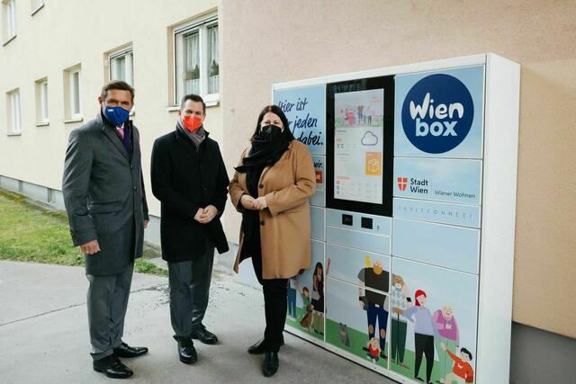 Stadtrat Peter Hanke, Bezirkschef Marcus Franz und Vizebürgermeisterin Kathrin Gaál (v.l., alle SPÖ) vor den neuen In-Boxen, die in der Per-Albin-Hansson-Siedlung Ost stehen. | Foto: Jenny Fetz/Wiener Wohnen