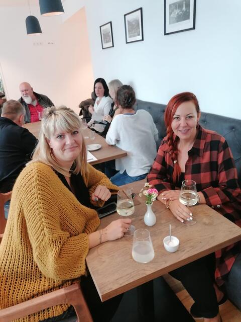  Olivia Eberharth und rechts Claudia Hödl genossen den Café-Besuch im Herzen Grünbachs. | Foto: Gemeinde Grünbach
