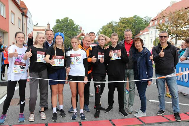 Kinder und Vertreter der Partnergemeinde Ziebice, Bgm. Wolfgang Kocevar
 | Foto: Stadtgemeinde Ebreichsdorf / Christian Pusch