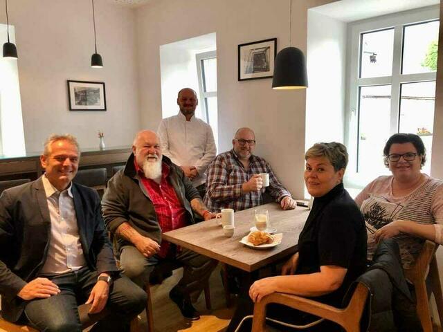 Bürgermeister Peter Steinwender mit Kurt Payr, Michael Schwiegelhofer, Heidemarie Hochegger, Nicole Putz und Pächter Dimitrios Papaoikonomou. | Foto: Gemeinde Grünbach