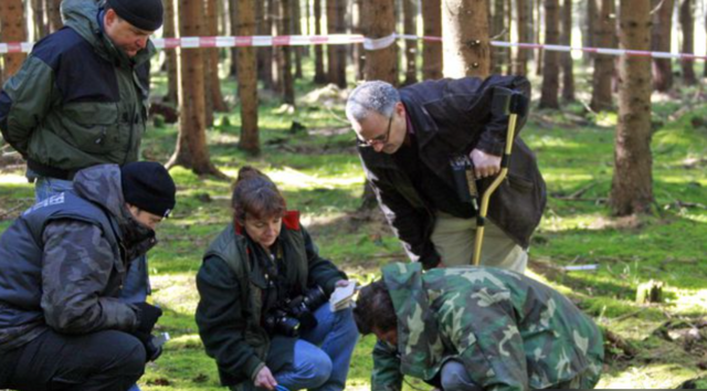 Die Ermittler in einem Waldstück nahe Völkermarkt. | Foto: Eggenberger