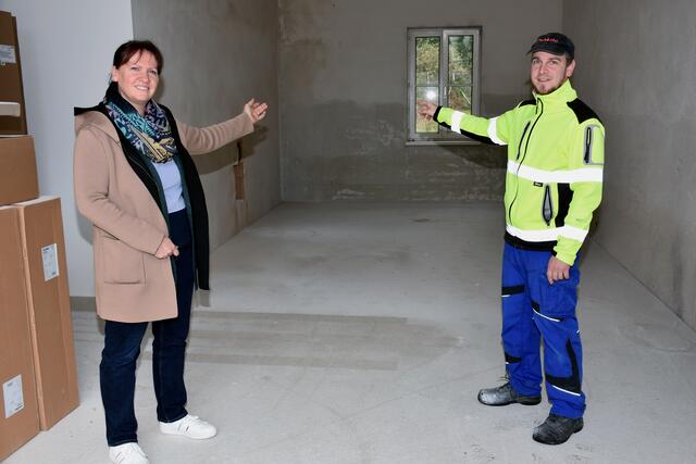 In der Kläranalge entsteht ein neues Hackgut-Heizwerk für Kläranlage, Bauhof und Schützenheim. Bürgermeisterin Barbara Payrederr und Klärwärter Daniel Höbarth zeigen das künftige Hachgut-Lager.  | Foto: Zinterhof