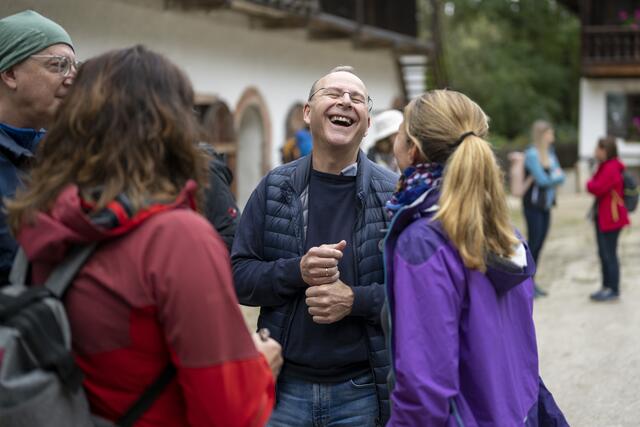Dr. Altenberger im Gespräch mit Teilnehmern.  | Foto: Neumayr