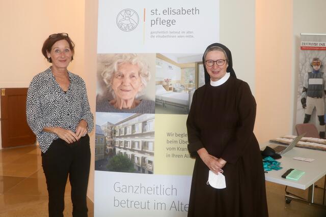 Standortmanagerin Michaela Vogl (li.) mit Schwester Barbara, Generaloberin der Elisabethinen Linz Wien am Aktionstag "Gut leben im Alter". | Foto: Ulrike Kozeschnik-Schlick