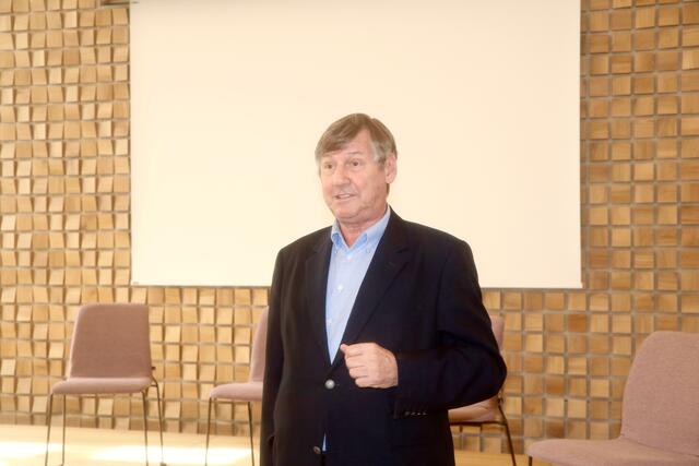 Bezirksvorsteher Erich Hohenberger verspricht auch für die Zukunft den Erhalt und die Förderung der guten medizinischen Versorgung im Bezirk. | Foto: Ulrike Kozeschnik-Schlick