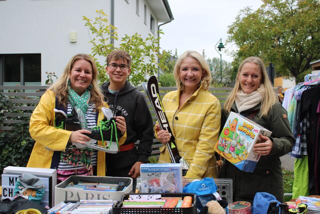 Sibille Greicha, Felix Greicha, Roswitha Zieger und Regina Zgraggen (von links) beim Kindersachenflohmarkt im Schwarzrockpark. | Foto: Stadtgemeinde Mödling