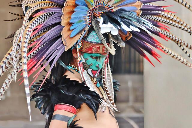 Ein Indigener mit einer beeindruckenden Federkrone | Foto: Peter Löwenstein