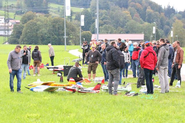 Letzte Startvorbereitungen für die jeweils einstündigen, moderierten Flugshows der Modellflug-Sportler. | Foto: Schwaighofer