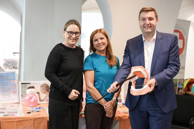 Doris Polzer, Geschäftsführerin Verein Proges, Manuela Mascher, Zahngesundheitsexpertin Verein Proges und Gesundheitsstadtrat Michael Raml (FPÖ); | Foto: Stadt Linz