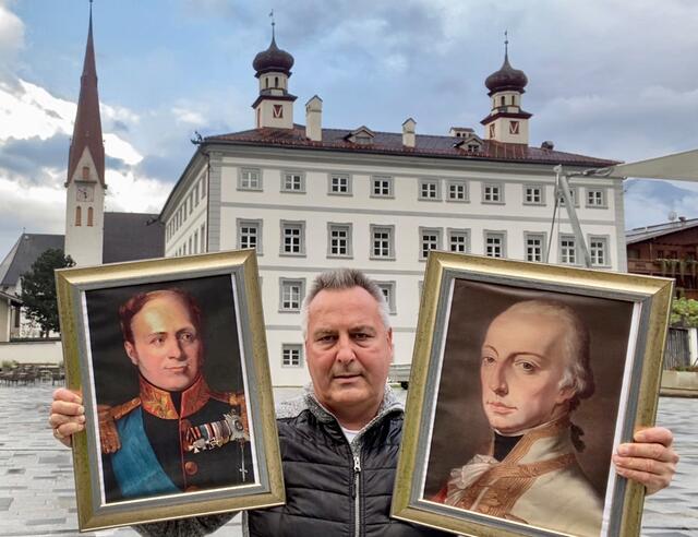 Martin Reiter mit den Porträts von Zar Alexander (links) und Kaiser Franz vor dem Schloss Fügen.

 | Foto: privat
