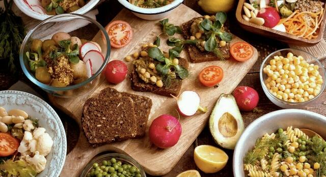 Vegetarische und vegane Ernährungsweisen etablieren sich immer mehr. Diese Entwicklung beeinflusst auch das Angebot im Supermarkt: Die Anzahl veganer Ersatzprodukte hat in den letzten Jahren erheblich zugenommen. | Foto: Weninger