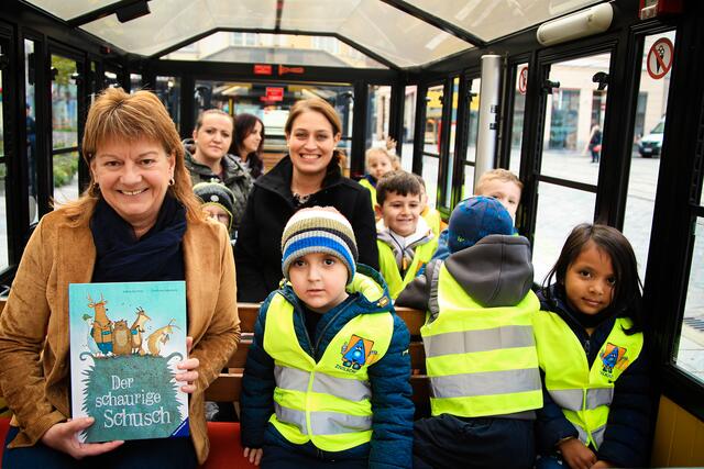 Die beiden Vizebürgermeisterinnen Karin Hörzing und Tina Blöchl (beide SPÖ) mit Kindergartenkindern im gelben Lesebummelzug.  | Foto: Erkan Kadir