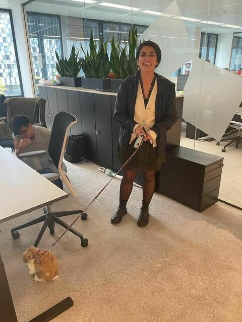 Redakteurin Miriam hatte ihre Gaude mit dem Wuschel an der Leine.  | Foto: Patricia Hillinger