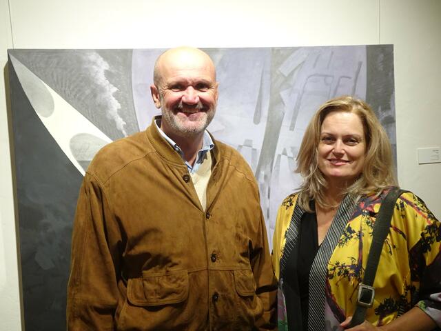 Werner Herics und Petra Werkovits vor einem Bild von Franz Vana