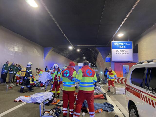 Großeinsatz im Ehrentalerbergtunnel - glücklicherweise nur zu Übungszwecken | Foto: Meinbezirk.at