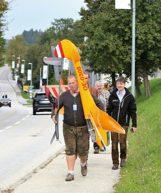 Kurzer Weg zum Oberfeld für die Flugshow-Teilnehmer. | Foto: Schwaighofer