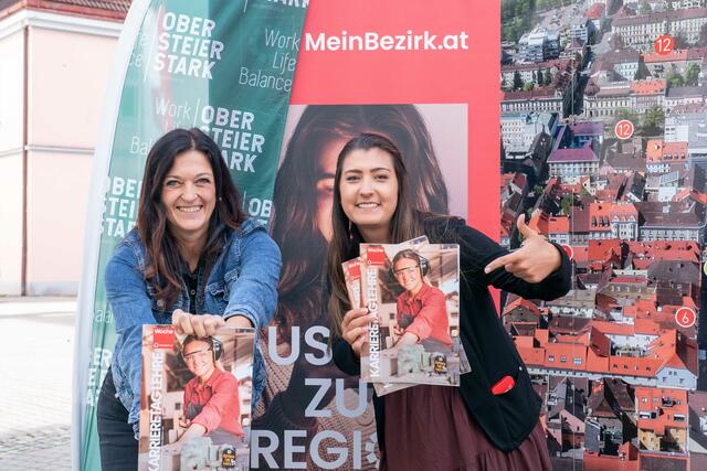 Sonja Krückl (li.), Koordination für Bildung und Berufsorientierung beim Regionalmanagement Obersteiermark Ost und Manuela Kaluza, Geschäftsstellenleiterin Team Leoben der RegionalMedien Steiermark mit dem Magazin zum KarriereTag-Lehre 2022 | Foto: Klaus Pressberger