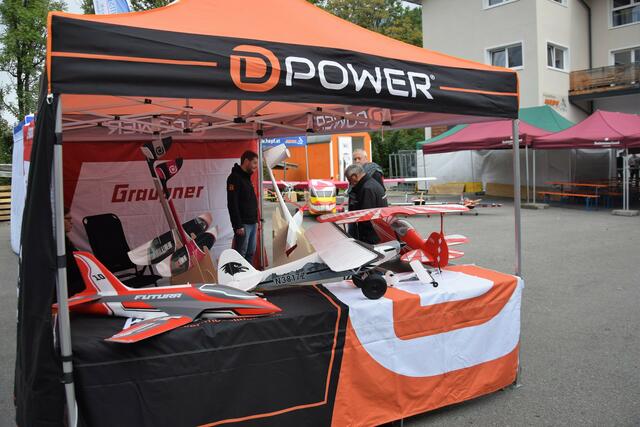 Verschiedene Firmenpräsentationen im Freigelände. | Foto: Schwaighofer