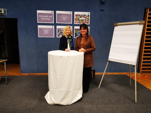 Andrea Nußbaumer (Gemeinderätin) und Bürgermeisterin Barbara Huber: Transparenz und Information über das Gemeindegeschehen bei der "Gemeindeversammlung neu" in Bruck

  | Foto: Gemeinde Bruck