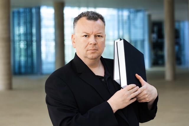 Plagiatsjäger Stefan Weber kostete bereits Christina Aschbacher (ÖVP) ihren Posten als Arbeitsministerin. | Foto: Medienstimmen/plagiatsgutachten.com