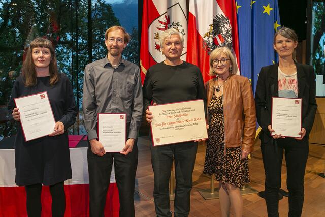Die PreisträgerInnen für Zeitgenössische Kunst: Alexandra Kontriner und Stefan Klampfer (Fördrepreis), Peter Sandbichler (Hauptpreis), LRin Beate Palfrader und Kathrin Stumreich (Förderpreis) | Foto: © Land Tirol/Die Fotografen