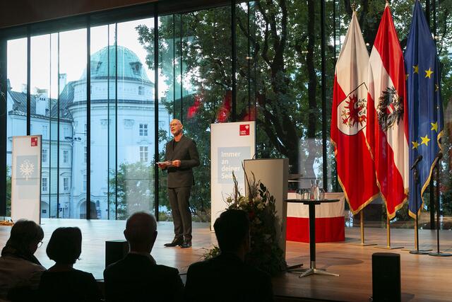 Landestheaterintendant Johannes Reitmeier führte durch den Abend.  | Foto: © Land Tirol/Die Fotografen
