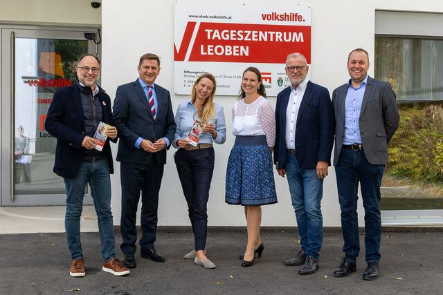 Strahlende Gesicher bei der Eröffnung: Geschäftsführer Volkshilfe Steiermark Franz Ferner, Bürgermeister Kurt Wallner, Landesrätin Juliane Bogner-Strauß, Leiterin des Senioren-Tageszentrums DGKP Sabine Burger, Vizebürgermeister und Obmann des Sozialhilfeverbandes Bezirk Leoben Maximilian Jäger, Leiter Seniorenzentren Steiermark Mario Pfundner (v.l.) | Foto:  Foto Freisinger