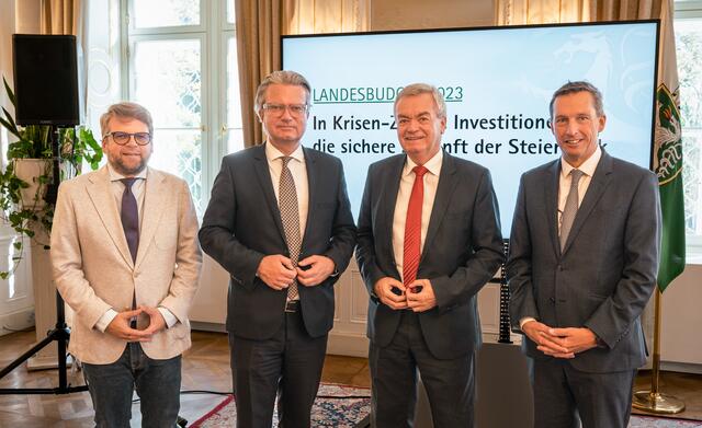 Klubobmann LAbg. Hannes Schwarz, LH Christopher Drexler, LH-Stv. Anton Lang und LAbg. Andreas Kinsky (v.l.) präsentierten das Landesbudget für 2023 im Weißen Saal der Grazer Burg. | Foto: Land Steiermark/Andreas Resch
