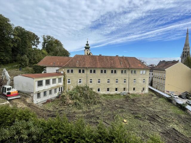 Gestern rückten die ersten Bagger im Kapuzinerkloster an. Der komplette Altbaumbestand wurde bereits gefällt - entgegen der Abmachungen mit der Bürgerinitiative "Zukunft Klostergarten". | Foto: "Zukunft KLostergarten"