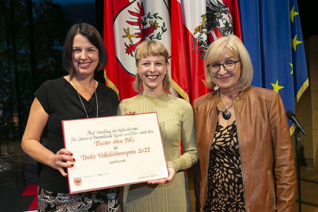 Das Theater ohne Pölz gewann den Volksbühnenpreis 2022: Obfrau Karin Mascher, Regisseurin Caroline Hochfellner und LRin Beate Palfrader | Foto: © Land Tirol/Die Fotografen