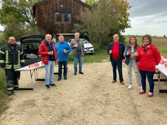 Stadtrat Wolfgang Scharinger und fleißige Helfer bei der Labestation in der Gerichtsbergkellergasse. | Foto: Liste Scharinger