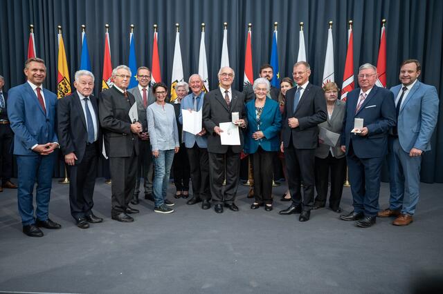 Im Steinernen Saal im Linzer Landhaus wurden zahlreiche verdiente Persönlichkeiten aus dem Sozialbereich geehrt.  | Foto: Land OÖ/Peter Mayr