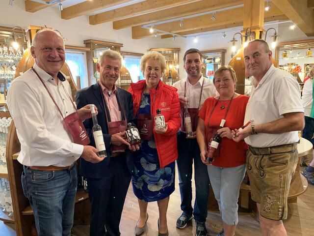 Landtagspräsidentin Verena Dunst besuchte die Schnapsbrennerei Puchas. | Foto: Büro Dunst