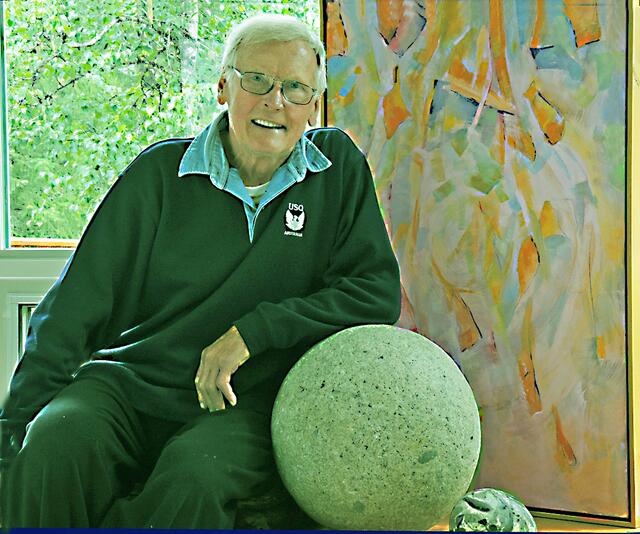 Gernot Dick vor dem "Spirit Rock", einem Stein, der auch in der Ausstellung gezeigt wird. Foto: Dick 