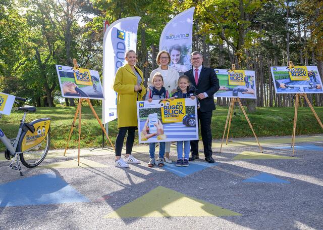 Radland-Geschäftsführerin Susanna Hauptmann, Landeshauptfrau Johanna Mikl-Leitner, Landesrat Ludwig Schleritzko und Schülerinnen der Volksschule in Perchtoldsdorf präsentierten die neue Kampagne „Schenk mir einen Augenblick“.  | Foto: NLK Burchhart