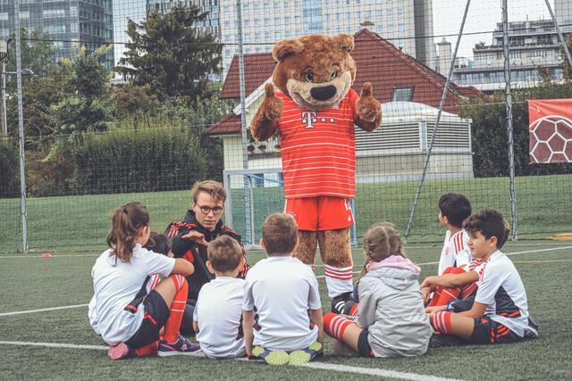 Auch Maskottchen Berni hat vorbeigeschaut. | Foto: Patrick Vranovsky