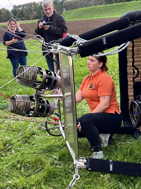 Pilotin Katharina zündete zum ersten Mal den Gasbrenner.

 | Foto: Franz Dörr