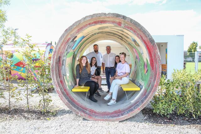 Der Jugendtreff in Hartkirchen wird ebenfalls von Projekt-21 gefördert: Anna Wimmer, Lena Roiter, Rainer Rathmayr, Hartkirchner Bürgermeister Wolfram Moshammer, Lara Roiter, Michaela Schwinghammer-Hausleithner (von links) | Foto: Sparkasse Eferding-Peuerbach-Waizenkirchen