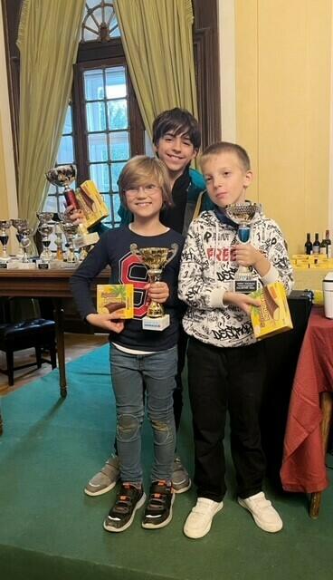 Das Sieger-Trio im Jugendbewerb: Ralph Eder (l.) mit Maksym Slavskyi (r.) und Matus Belan (hinten) | Foto: Schachklub Kittsee