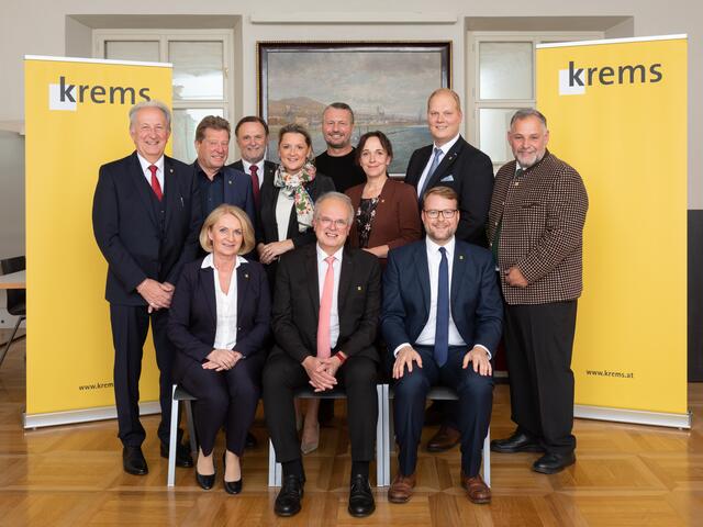Der neu gewählte Stadtsenat mit Eva Hollerer, Reinhard Resch, Florian Kamleitner, Günter Herz, Helmut Mayer, Werner Stöberl, Mag. Susanne Rosenkranz, Mag. Peter Molnar, DI Bernadette Laister, Martin Zöhre und Martin Sedelmaier  | Foto: Stadt Krems