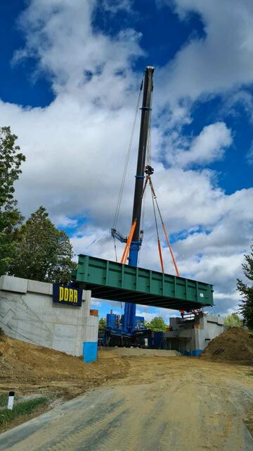 In Thalberg (Gemeinde Dechantskirchen) wurde spektakulär die neue 105 Tonnen schwere Zugbrücke in einem Stück montiert. | Foto: privat