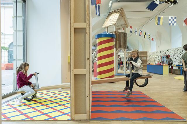 Eine Wippe, wo ich mein Gegenüber nicht sehe. Wie kommuniziere ich da am Besten? | Foto: ZOOM Kindermuseum/Natali Glisic