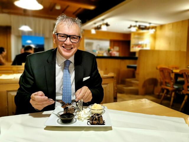 Beim schokoladigen Dessert strahlt der Teufl so richtig.