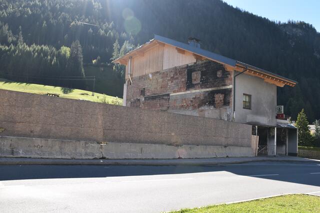 Der Anblick der Brandruine mitten im Dorf schmerzt viele. Mit dem illegalen Dachaufbau, der vorgenommen wurde, befasst sich jetzt die BH Innsbruck. | Foto: Kainz